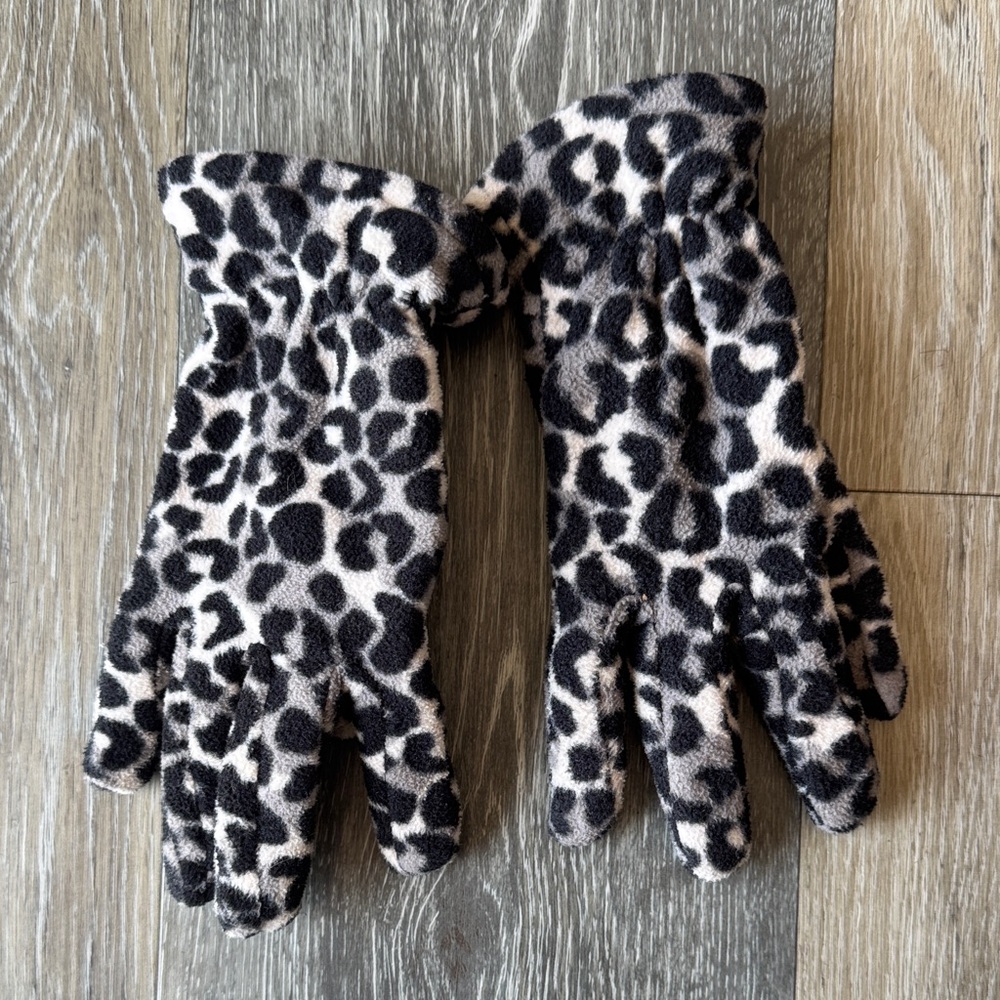 Fleece Leopard Print Gloves in Black and Cream